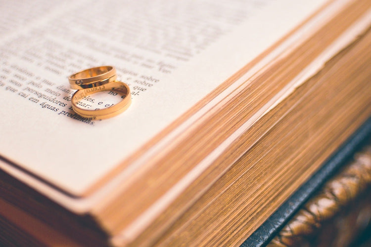 Fotobehang The golden wedding rings