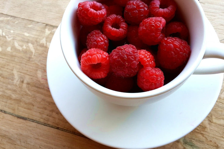 Fotobehang A cup of raspberries