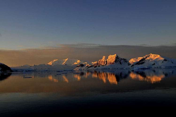 Fotobehang Peaceful Antarctic