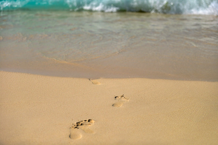 Fotobehang Footprints into the sea