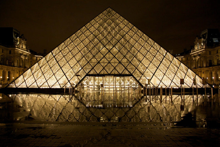 Fotobehang At night at the Louvre